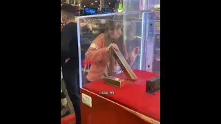 OMG !😱😱 A Woman Got 125 kg Gold Bar Out Glass Box #shorts