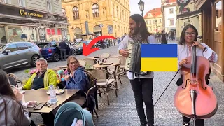 Реакція на іноземців на ЖИВУ українську музику - 5 пісень - виконує колумбієць Янко у Празі