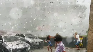 Roaring skies over Italy! A terrible hailstorm has hit Ascoli Piceno, Marche!