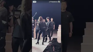 Yibo chit chat with Caroline de Maigret @ CHANEL Métiers D'Art show, Tokyo💚