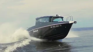 Катер Иволга Белый гоняет по Финскому заливу. Видео-обзор быстроходный круизный катер.