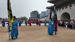 (4K)외국인들에게 점점 인기가 높은 경복궁 광화문 수문장 교대의식(The changing ceremony of Gyeongbokgung Palace's gatekeeper)