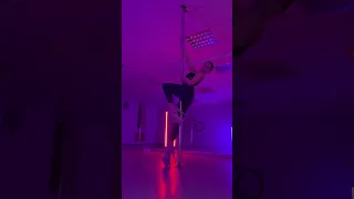 Крутки на пилоне для среднего уровня #стриппластика #poledance #exotic #dancer