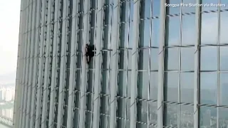 Man attempts to climb world's sixth tallest building with no ropes