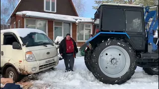 Трактор Мтз-82 веселое приключение. Мужик встрял по полной. Вытаскиваем грузовичок КИА 4на4😂😂.