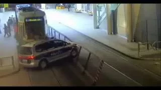 Graz: Polizei crasht in Straßenbahn (Police crash in tram) 26.01.2015