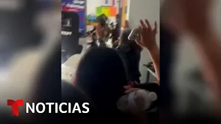 "¡Manos arriba!": una falsa alarma de tiroteo genera pánico en Texas | Noticias Telemundo