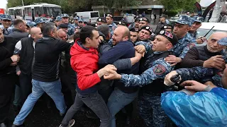 Ermənistanda Paşinyana qarşı aksiyalar: polis etirazçıları saxlayır