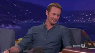 A chill Alexander Skarsgård as guest at Conan O'Brian