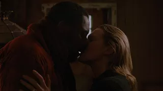 The Mountain Between Us : Kate Winslet kissing Idris Elba