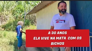 ELA TEM 37 ANOS E VIVE NA MATA COMO SE FOSSE UM ANIMAL SELVAGEM.