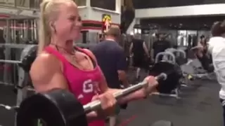 Sarah Backman biceps curls