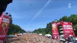 Weltmeister-Siegerflieger Lufthansa über der Fanmeile und dem Brandenburger Tor in Berlin