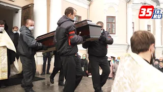 Сотни вологжан пришли проститься с Софией Жаворонковой
