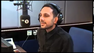 Fearne does a card trick for Dynamo