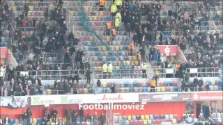 Fortuna Fans greifen Kölner im Oberrang an (Fortuna Düsseldorf - 1.FC Köln 2:3, 22.12.2013)