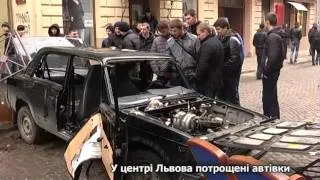 У центрі Львова потрощені автівки
