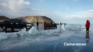 Трещины,  вода,  на льду Байкала ...