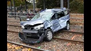 Pkw-Fahrer in Lebensgefahr: Rotlicht missachtet und von Straßenbahn erfasst