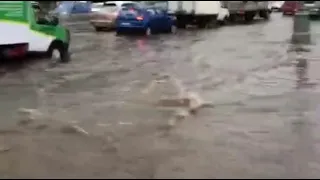 Затопило Москву.  Подземный переход. Варшавское шоссе наводнение .