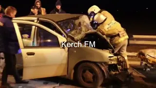 Спасатели деблокируют пострадавших в аварии в Керчи