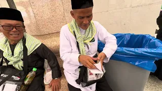 JAMAAH HILANG SANDALNYA HABIS SHOLAT KAKINYA KEPANASAN SAMPEK