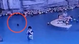 В Китае ребенок утонул в бассейне, пока его мать писала СМС