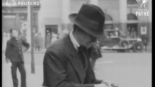 UK: Paper tearing in streets for theatre goers (1928)