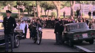 Uomini si nasce poliziotti si muore (1976) tanıtım