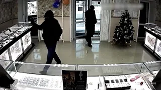 В Свердловской области задержали подозреваемого в разбойном нападении на ювелирный магазин