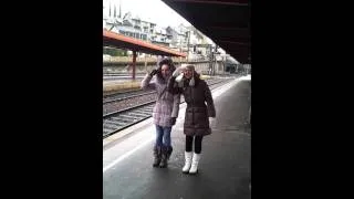 девушки призывают поезд