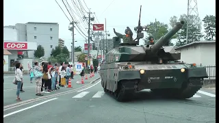 公道を行く戦車。西部方面陸上自衛隊記念行事。A tank that goes on public roads. Ground Self-Defense Force Memorial Event.