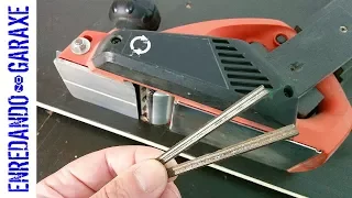 How to change the knives of a hand held planer