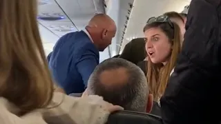 Pérplasje mes pasagjerëve shqiptar në aeroplan, shkak bëhet se kush duhet të dal i pari pas aterimit