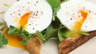 How to Make Poached Eggs -- The Frugal Chef