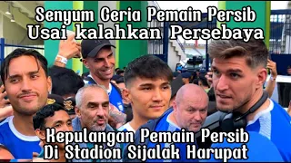 Kepulangan Pemain Persib Di Sambut Bobotoh di Luar Stadion Sijalak Harupat Usai Kalahkan Persebaya