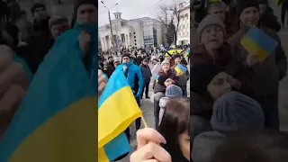 На митинг против оккупантов  в Херсоне пришли уже более двух тысяч человек 5 марта 2022