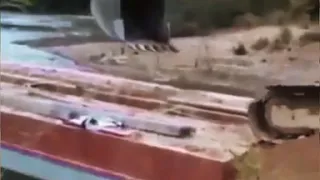 Escavadeira hidráulica cai de balsa - Acidente de Trabalho
