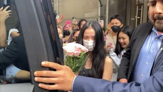 Jisoo and Jennie accept flowers from fans heading to VMAs in NYC! #jisoo #jennie #blackpink