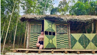 TIMELAPSE: Bushcraft wilderness survival shelter, NO FOOD - Looking back her first days of survival