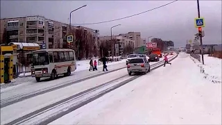 Лихач сбил ребенка и переставил машину до приезда ДПС. driver hit the child and ...