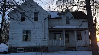 Exploring an Abandoned House in Kinsale, Ontario, Canada