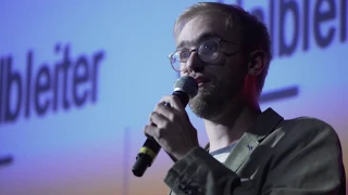 Klimaschutz: Von Solarzellen und Eisbären - Owen Ernst beim 72. Science Slam Berlin