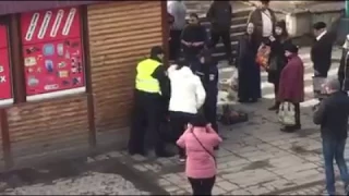 Полиция крутит руке бабушке!