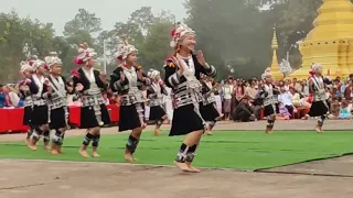 Dans al unui grup etnic din Muang Sing la festivitatea stupei Xien Tung, Laos