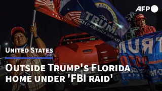 Supporters outside Trump's Florida home under 'FBI raid' | AFP