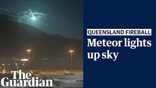 Footage shows meteor lighting up the sky in far north Queensland