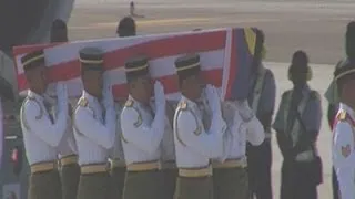 Raw: Bodies of MH17 Victims Arrive in Malaysia