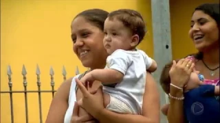 Família de três pares de gêmeos vai a um restaurante pela primeira vez