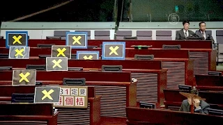 Гонконг: оппозиция покинула парламент в знак протеста (новости)